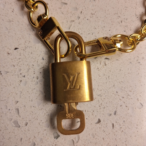 LV #306 LOCK WITH GOLD CHAIN - Picture 2 of 2